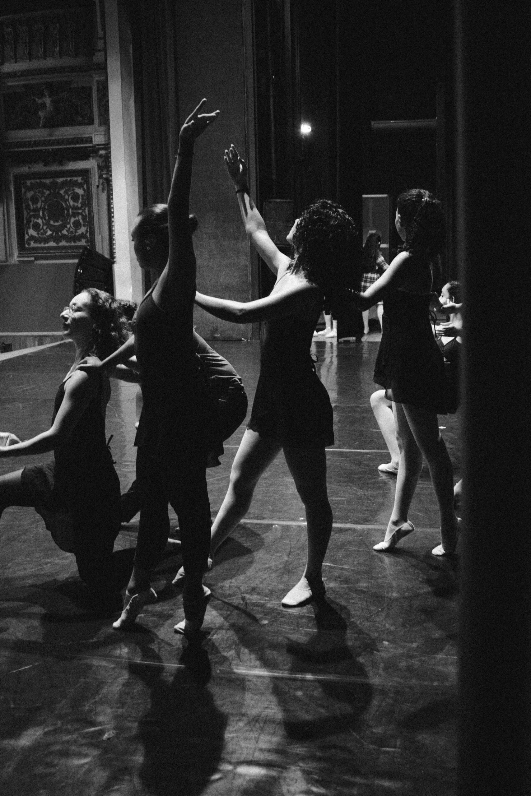 atuendos de danza moderna, clásica y contemporánea